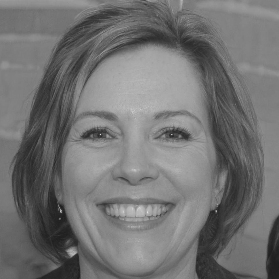 María Santos, Especialista en Redes Empresariales